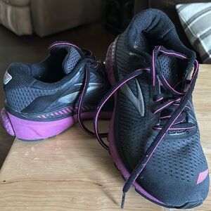 Brooks tennis shoes
